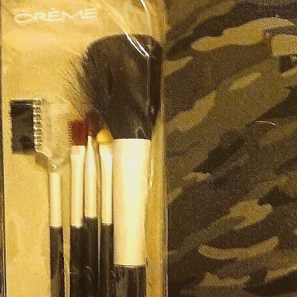 The Creme Shop Blusher Makeup Brush made of High Quality Goat Hair Five Brushes - Picture 4 of 6